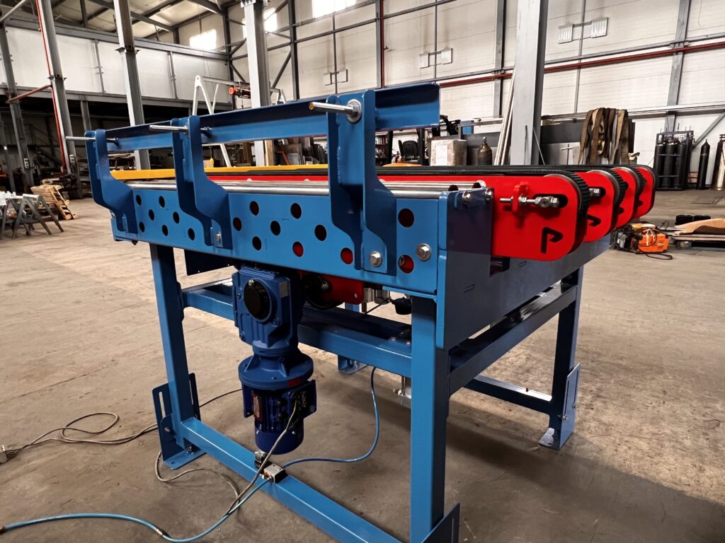 Роликовый конвейер с механизмом перенаправления груза